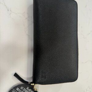 Wallet with built-in charger